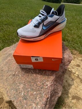 Nike Pegasus Zoom Running Shoe - White with Blue and Black